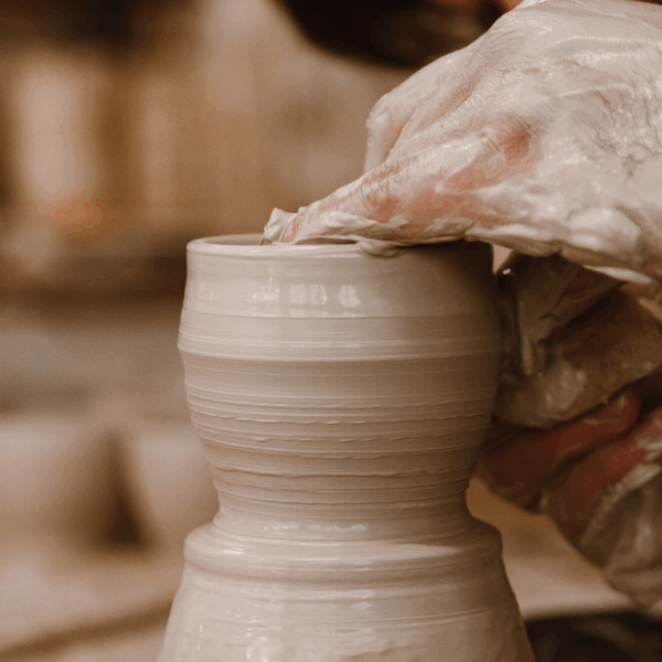 Participantes en clase de cerámica en Cova de Fang