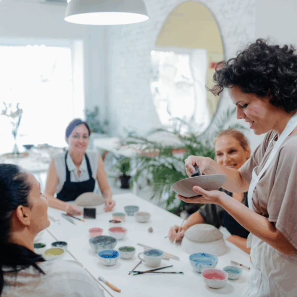 Participantes en clase de cerámica en Cova de Fang