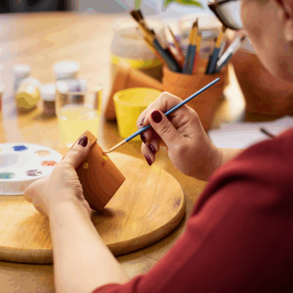 Pieza de cerámica pintada por participantes